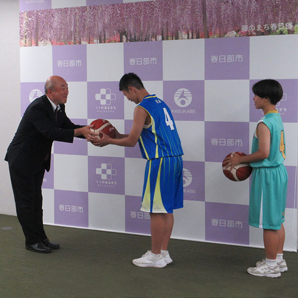 春日部市内の中学生へバスケットボールを寄贈
